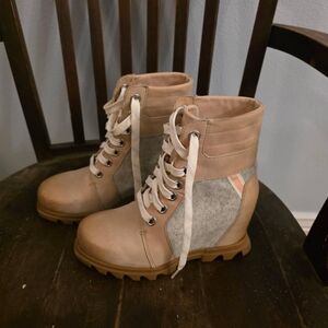 Sorel Joan of Arctic Wedge III Lexie Leather Boot Size 6 Natural Tan Color